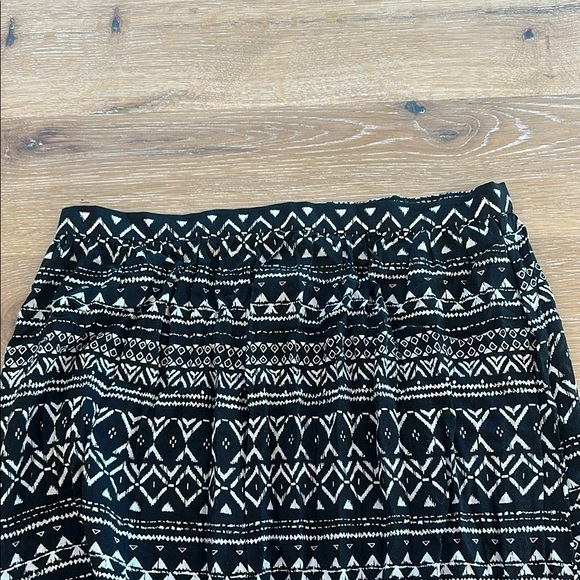 Black and White Patterned Skirt - Picture 3 of 5
